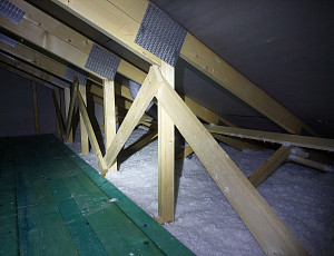 Zateplení stropu dřevostavby bungalovu pomocí foukané izolace